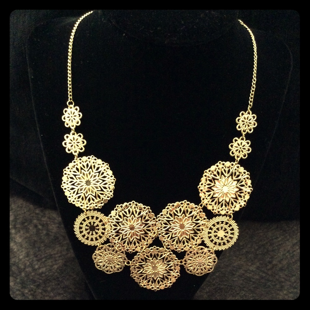 💋 Floral medallion necklace